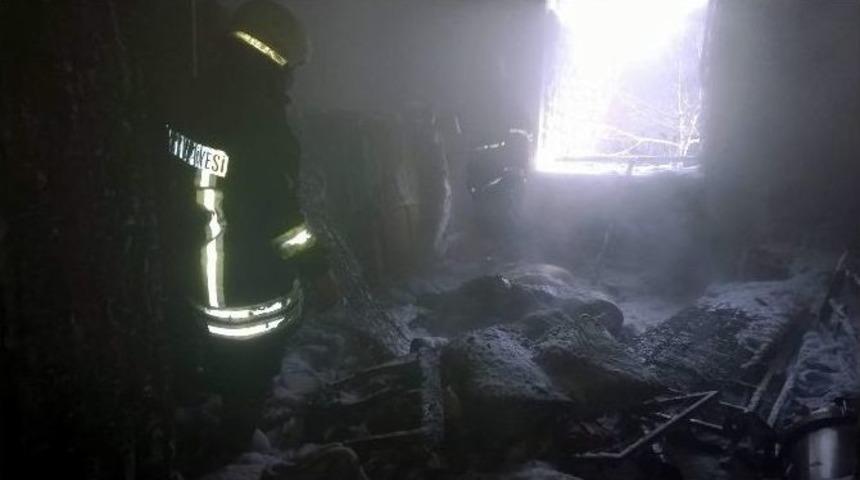 Suriyeli Ailenin Kaldığı Evde Yangın &Ccedil;ıktı