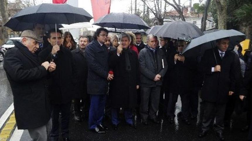 Konsoloslar Reina&rsquo;nın &Ouml;n&uuml;nde Hayatını Kaybedenleri Andı