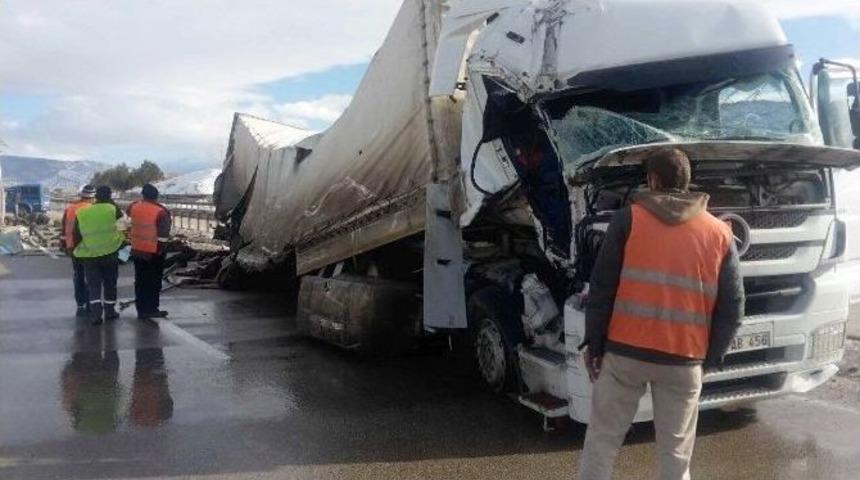 Otoyolda Yavaşlayan Tıra Arkadan Gelen Tır &Ccedil;arptı