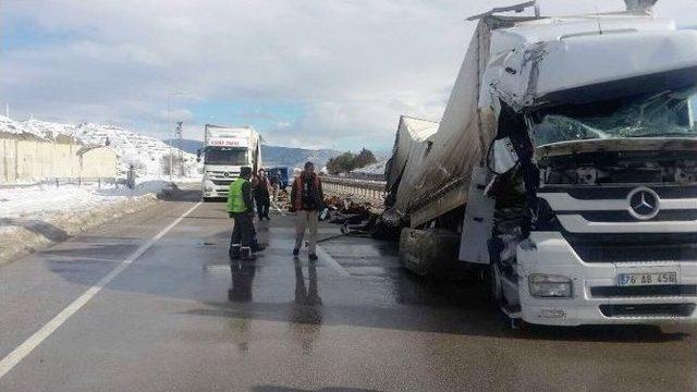 Otoyolda Yavaşlayan Tıra Arkadan Gelen Tır Çarptı