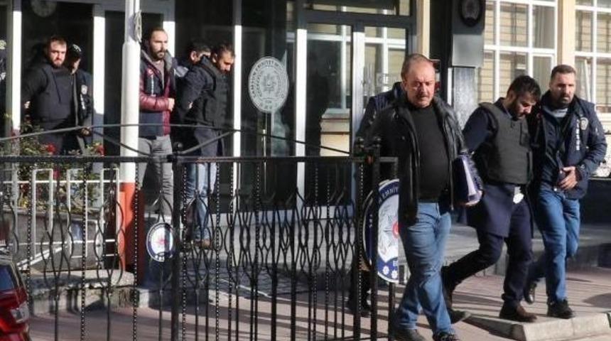 Av T&uuml;feğiyle 1 Kişiyi &Ouml;ld&uuml;rd&uuml;kleri Iddiasıyla 3 Kişi Yakalandı