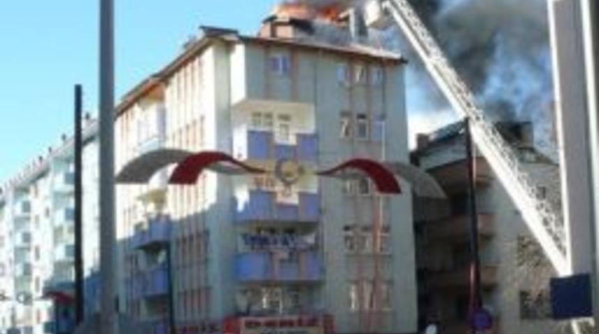 Kastamonu&rsquo;da Apartman &Ccedil;atısı Alev Alev Yandı