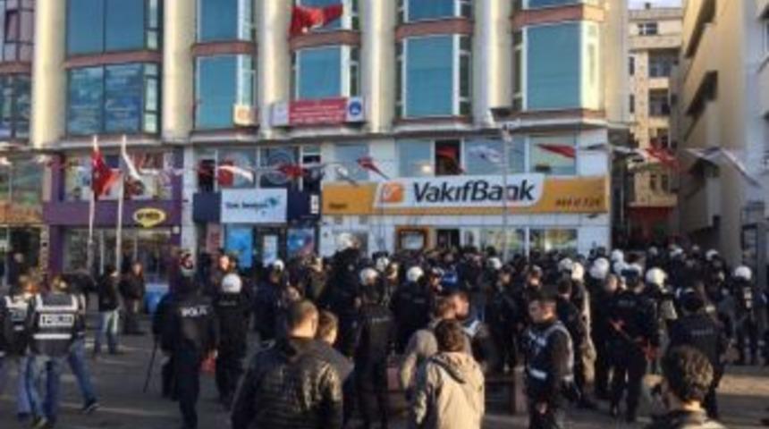 Hopa&rsquo;da İzinsiz G&ouml;steriye Polis M&uuml;dahale Etti