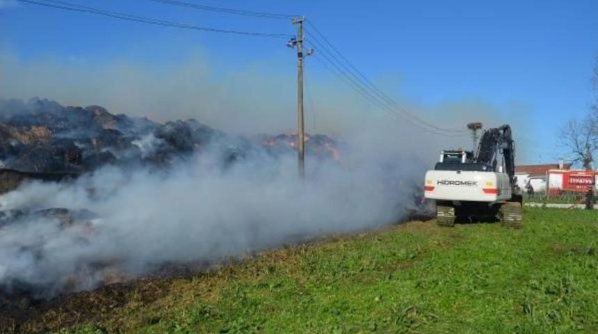 &Ccedil;iftlikte 200 Tonluk Saman Yığını Yandı
