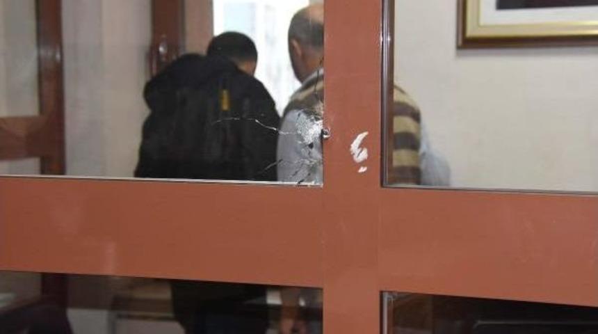 İzmir Adliyesi'nde Şehit Polis Ve M&uuml;başir I&ccedil;in H&uuml;z&uuml;nl&uuml; T&ouml;ren (4)