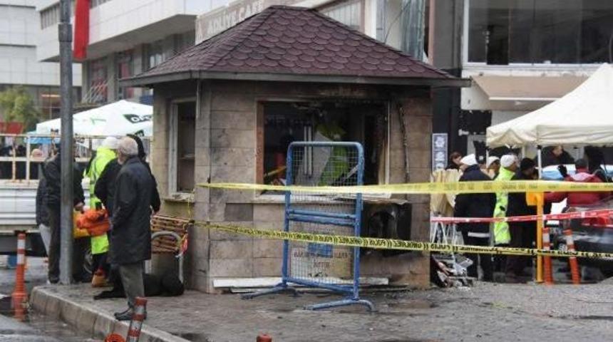 Şehit Polisin Beslediği K&ouml;pek Kul&uuml;benin &Ouml;n&uuml;nden Ayrılmadı