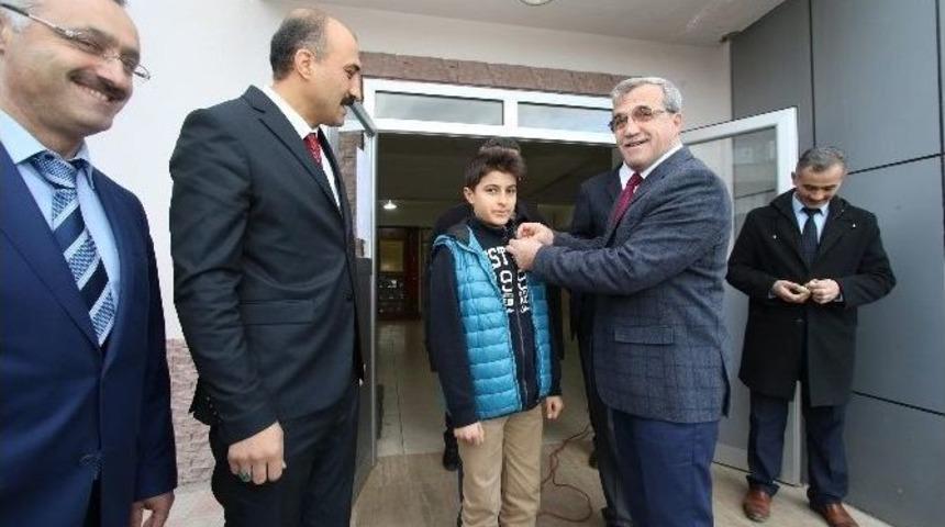 Başkan Akcan&rsquo;dan Teog Birincisine &Ouml;d&uuml;l