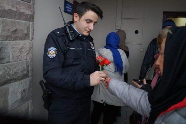 Kuşadası nda Kahraman Polis I&ccedil;in Saygı Duruşu 1