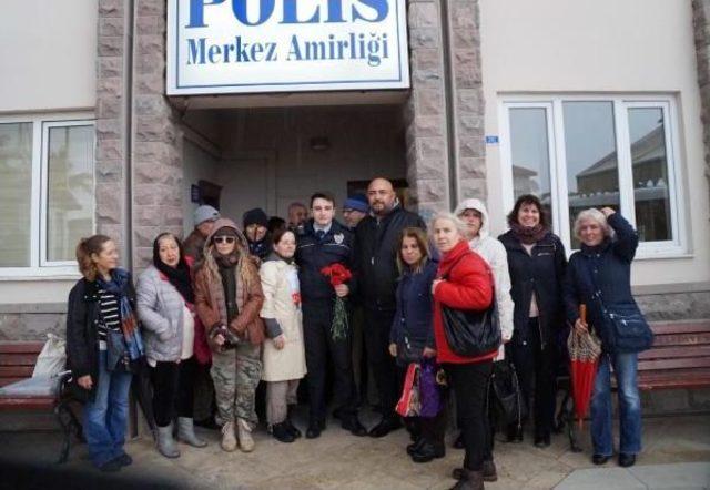 Kuşadası nda Kahraman Polis I&ccedil;in Saygı Duruşu 2