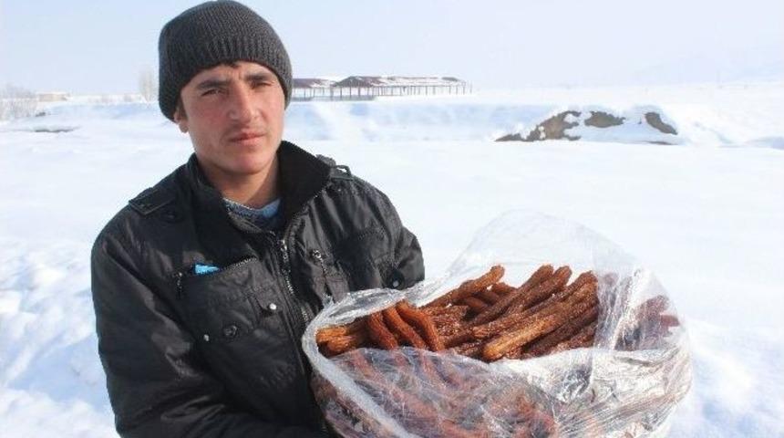 K&ouml;y K&ouml;y Gezerek Tatlı Satıyor