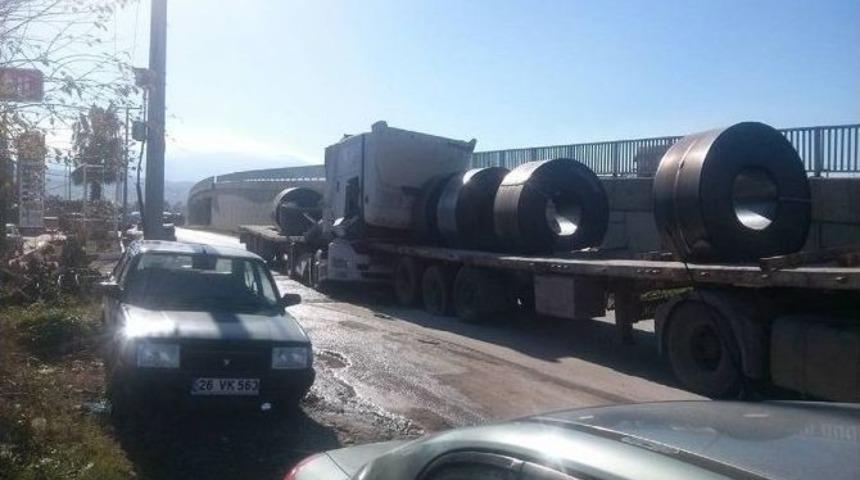 Tıra &Ccedil;arpan Tırın S&uuml;r&uuml;c&uuml;s&uuml; Yaralandı