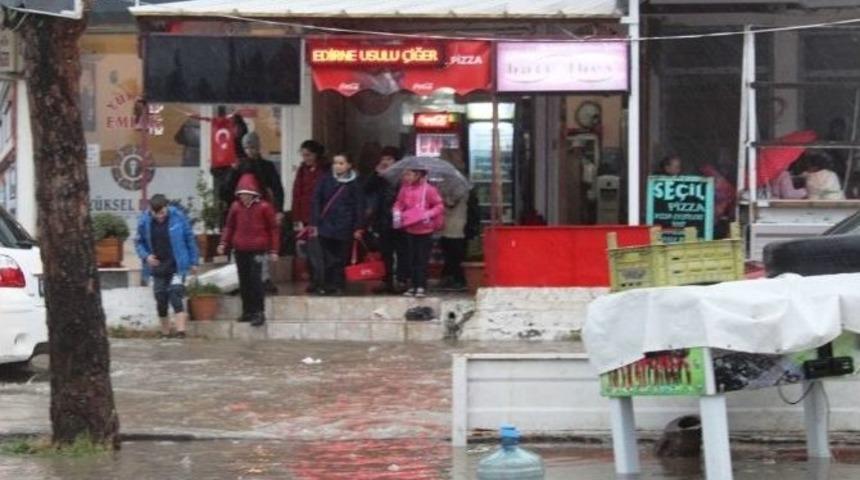 Ayvalık&rsquo;ta Şiddetli Yağış, Su Baskınlarını Beraberinde Getirdi