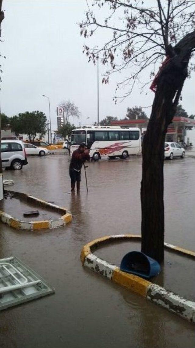 Ayvalık’ta Şiddetli Yağış, Su Baskınlarını Beraberinde Getirdi