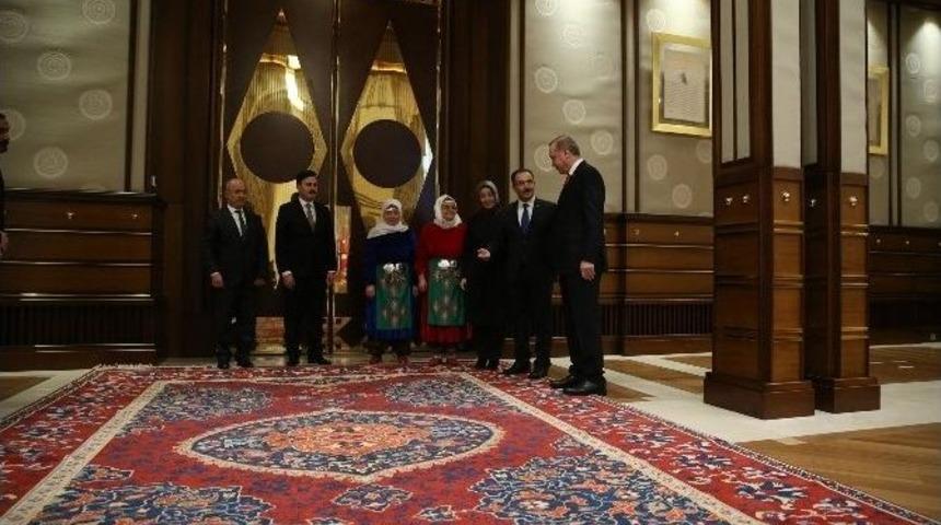 Cumhurbaşkanı Erdoğan&rsquo;ın Makam Odasını Uşak Halıları S&uuml;sleyecek