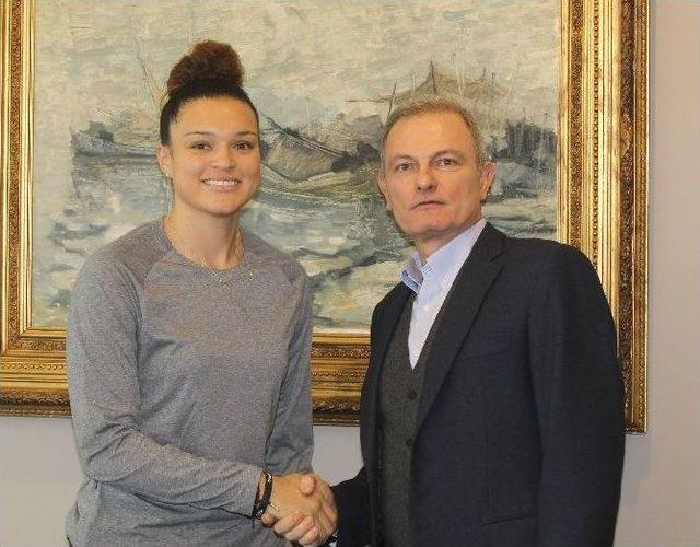 Yakın Doğu Üniversitesi, Kayla Mcbride İle İmzayı Attı