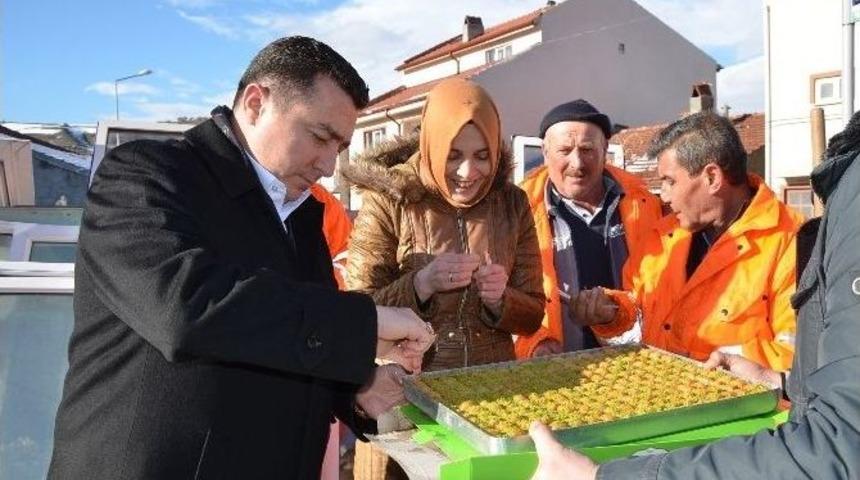 Başkan Bakıcı&rsquo;nın Kar Temizleme Ekiplerine Baklava İkramı