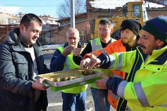 Başkan Bakıcı’nın Kar Temizleme Ekiplerine Baklava İkramı