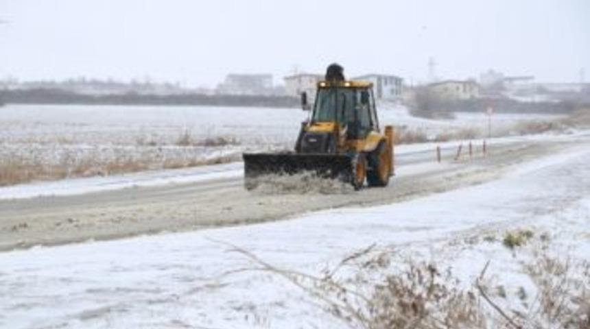 Edirne&rsquo;de Kar Nedeniyle 63 K&ouml;y Yolu Ulaşıma Kapandı