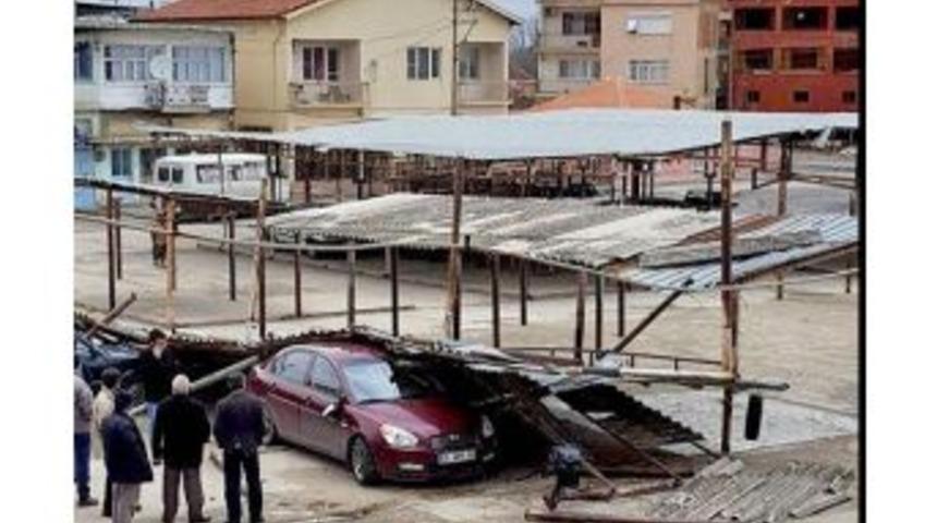 S&ouml;ke&rsquo;de Fırtına Pazaryerinin &Ccedil;atısını U&ccedil;urdu