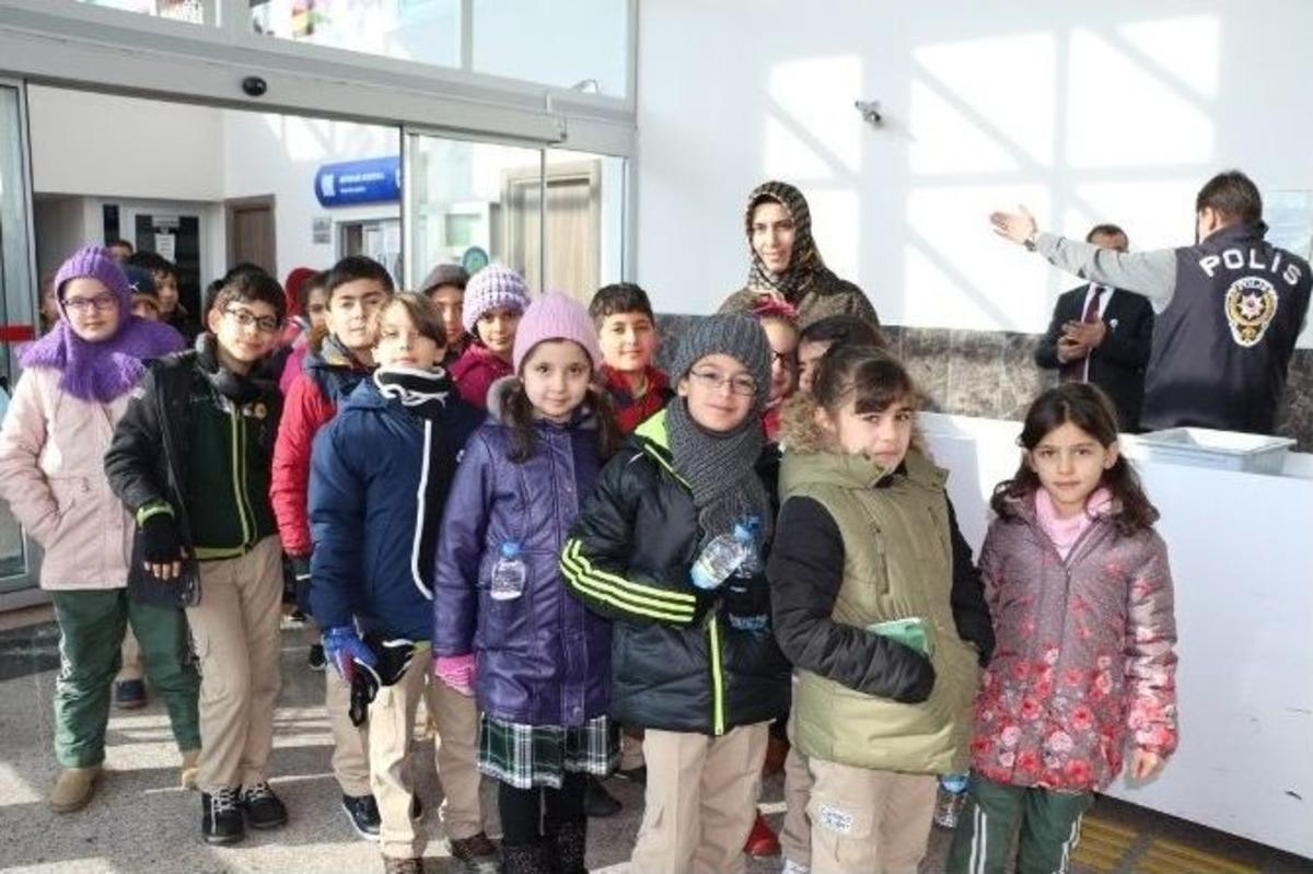 &Ouml;ğrenciler Havalanını Gezdi