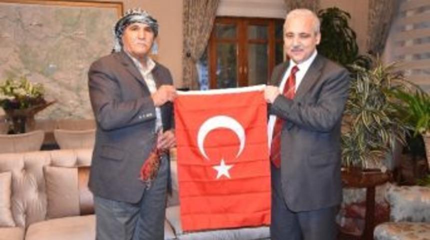 Gürle Sakinlerinden Vali Güvençer’e Türk Bayrağı