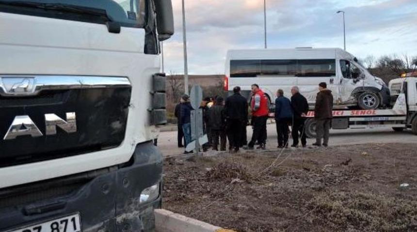 &Ouml;ğrenci Servisi Kamyonla &Ccedil;arpıştı: 5 Yaralı