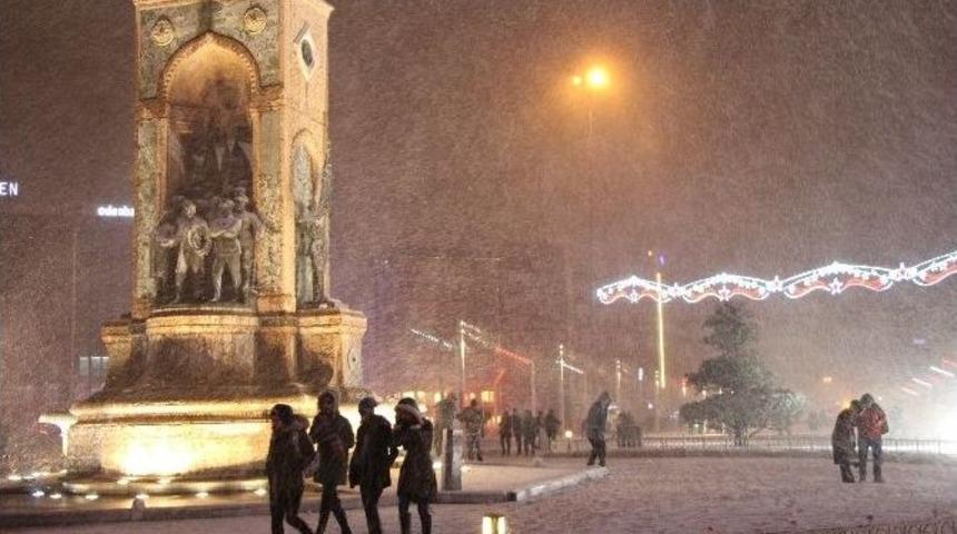 Kar Yağışı Taksim Meydanı&rsquo;nı Beyaza B&uuml;r&uuml;d&uuml;