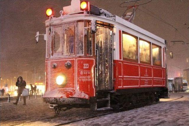 Kar Yağışı Taksim Meydanı’nı Beyaza Bürüdü