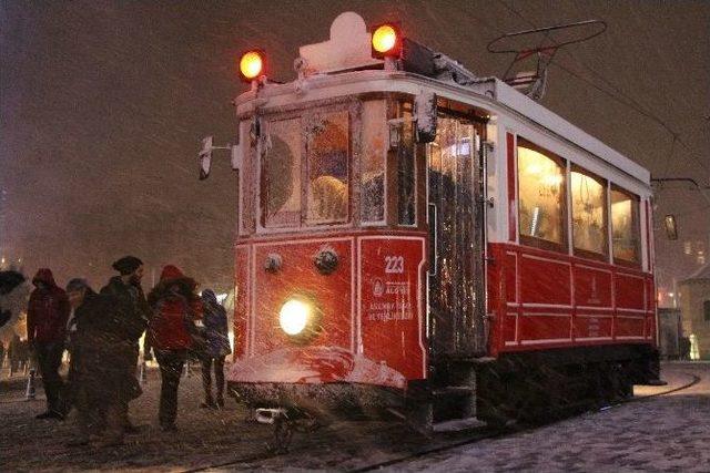 Kar Yağışı Taksim Meydanı’nı Beyaza Bürüdü