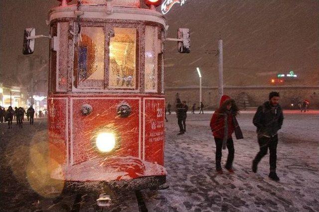 Kar Yağışı Taksim Meydanı’nı Beyaza Bürüdü