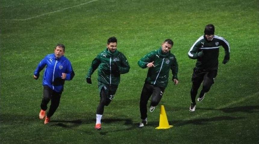 Bursasporlu Futbolcular Su &Uuml;st&uuml;nde Şov Yaptı