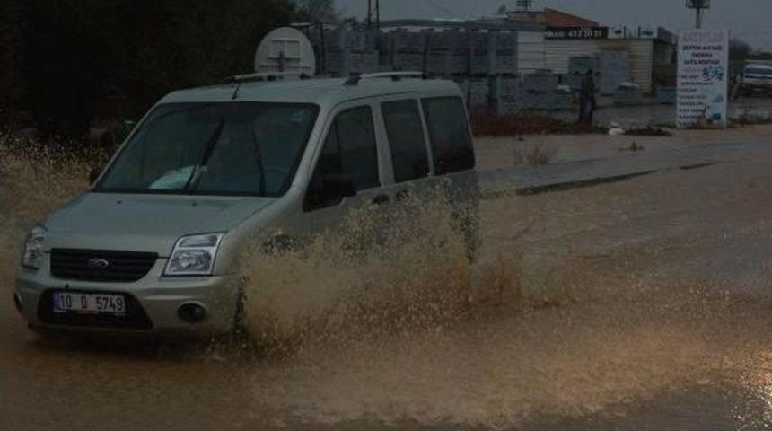 Çay Taştı, Sürücüler Zor Anlar Yaşadı