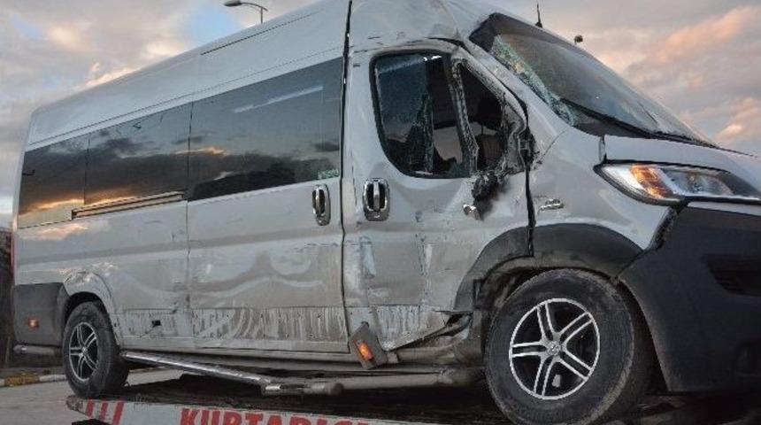 Öğrenci Servisi İle Kamyon Çarpıştı: 5 Yaralı