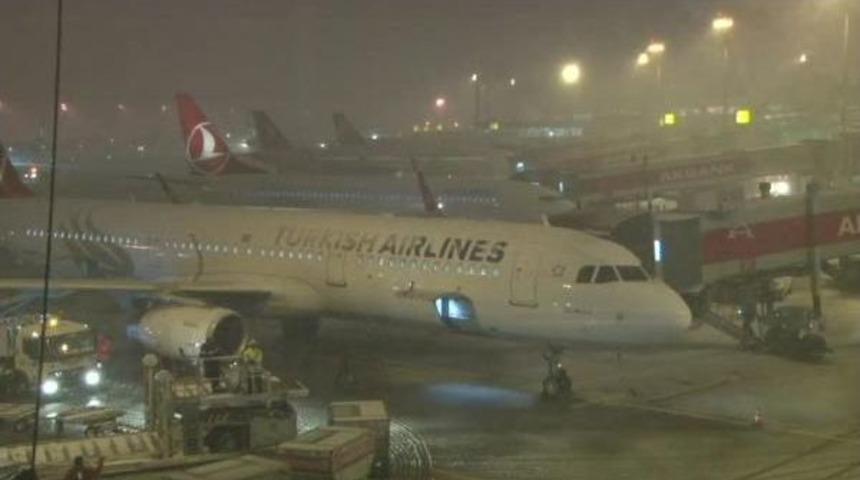 Atatürk Havalimanı Kar Nedeniyle Uçuş Yapılamıyor