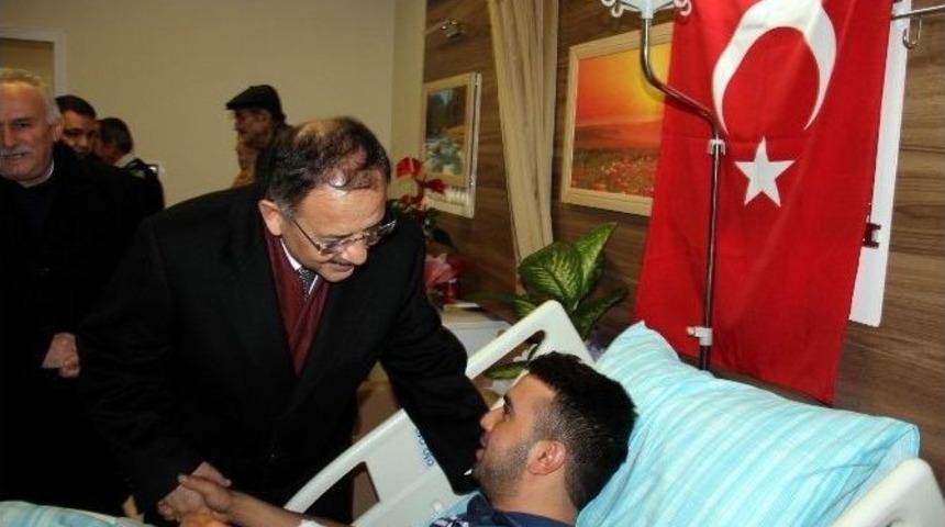 Bakan &Ouml;zhaseki, El-bab Gazisi Hastanede Ziyaret Etti