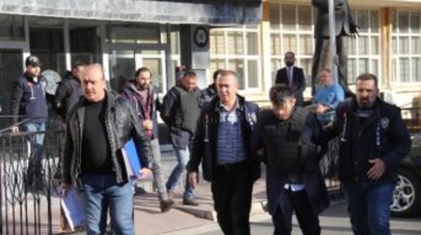 T&uuml;fekle &Ouml;ld&uuml;rme Olayıyla İlgili 2 Kişi Tutuklandı