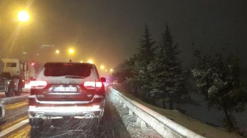 İbb&rsquo;nin &Ccedil;alışmaları Yetersiz Kalınca Vatandaşlar Yollarda Perişan Oldu