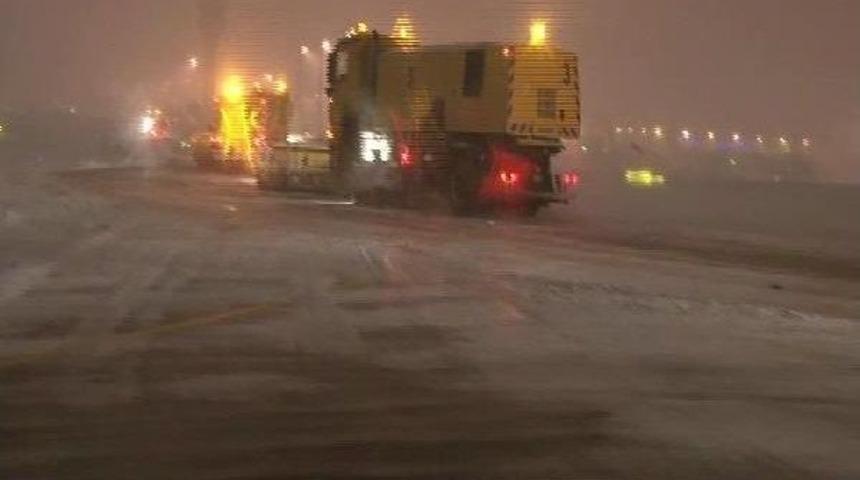 (Akt&uuml;el G&ouml;r&uuml;nt&uuml;ler) Atat&uuml;rk Havalimanı'nda U&ccedil;uşlar Yarım Saat Yapılamadı