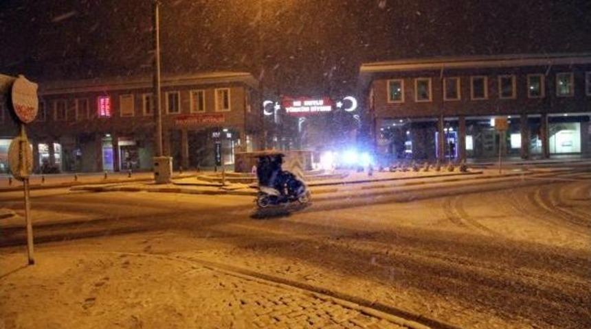 Balıkesir'de Gün Içinde Yağmur, Gece Kar Etkili Oldu