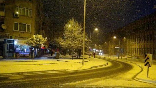 Balıkesir'de Gün Içinde Yağmur, Gece Kar Etkili Oldu