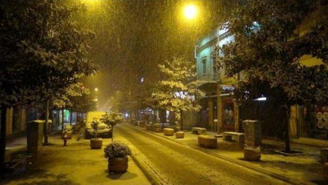 Balıkesir'de Gün Içinde Yağmur, Gece Kar Etkili Oldu