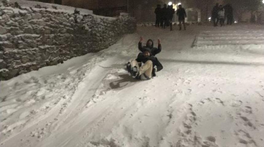 Beyaza B&uuml;r&uuml;nen &Ccedil;amlıca Tepesi&rsquo;nde Vatandaşlar Karın Keyfini &Ccedil;ıkardı