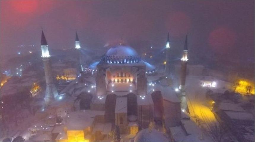 Sultanahmet&rsquo;te Eşsiz Kar Manzarası Havadan G&ouml;r&uuml;nt&uuml;lendi