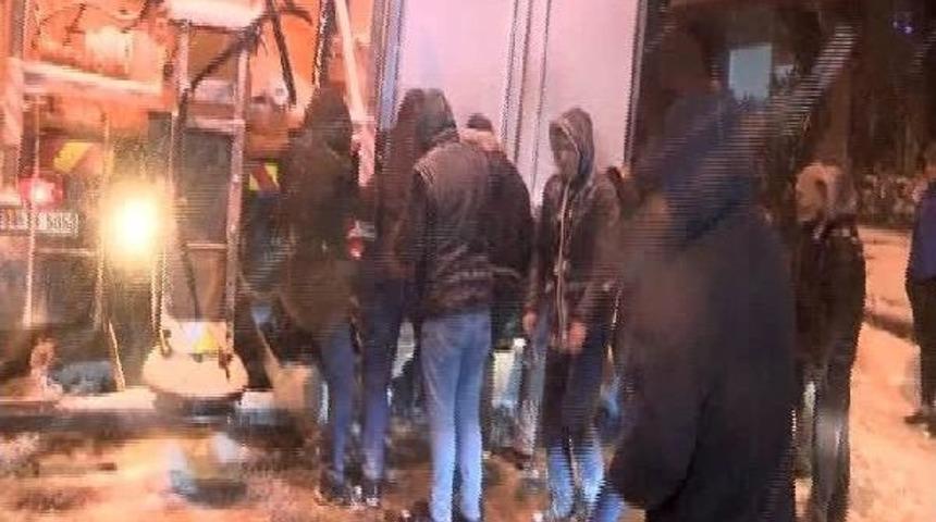 Ambulans Yolda Kalınca I&ccedil;indeki Hasta Karşı Y&ouml;nden Gelen Başka Bir Ambulansa Koyuldu