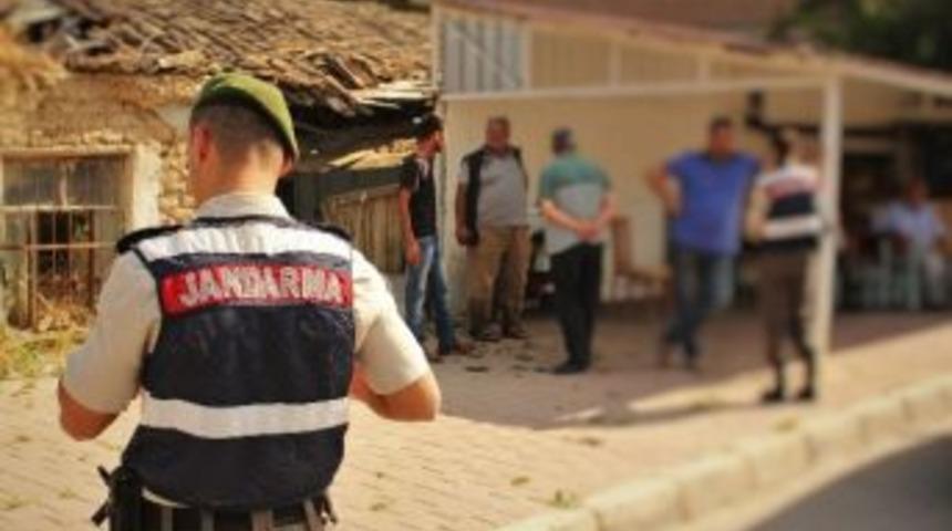 Sosyal Medyadan Pkk&rsquo;yı &Ouml;vd&uuml;, Jandarma Yurdu Bastı