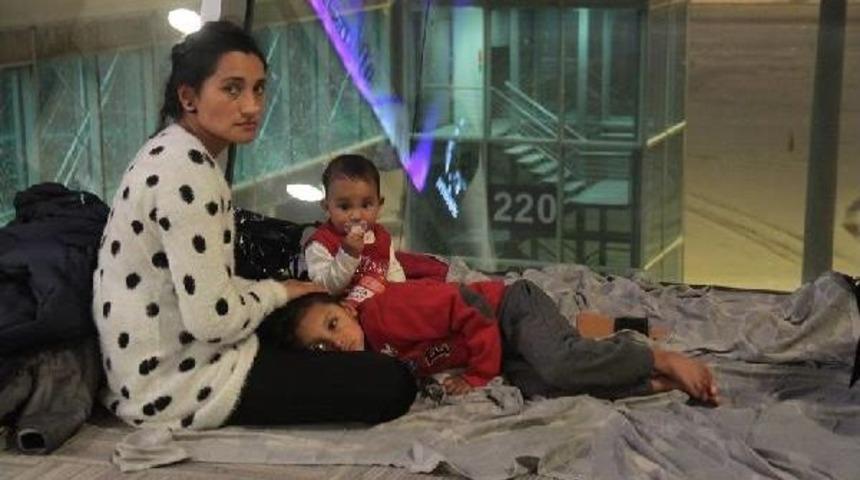 Kar Nedeniyle U&ccedil;uşlar Iptal Oldu, Yolcular Mahsur Kaldı