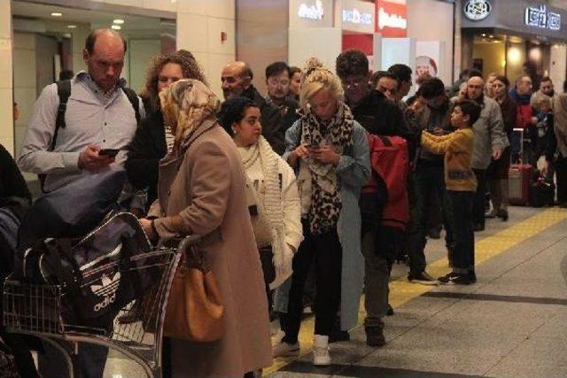 Kar Nedeniyle Uçuşlar Iptal Oldu, Yolcular Mahsur Kaldı