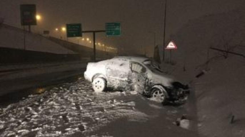 Gece Saatlerinde Etkili Olan Kar Yağışı S&uuml;r&uuml;c&uuml;lere Zor Anlar Yaşattı