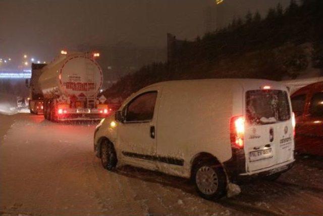 Kar Yağışı Nedeniyle Çok Sayıda Sürücü Tem Otoyolu'nda Mahsur Kaldı