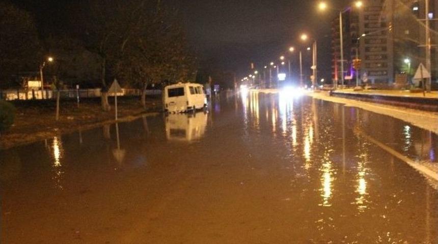 Yağış Nedeniyle Aydın-izmir Karayolu Trafiğe Kapandı